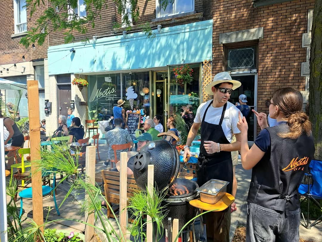 Intérieur du Noctis Café