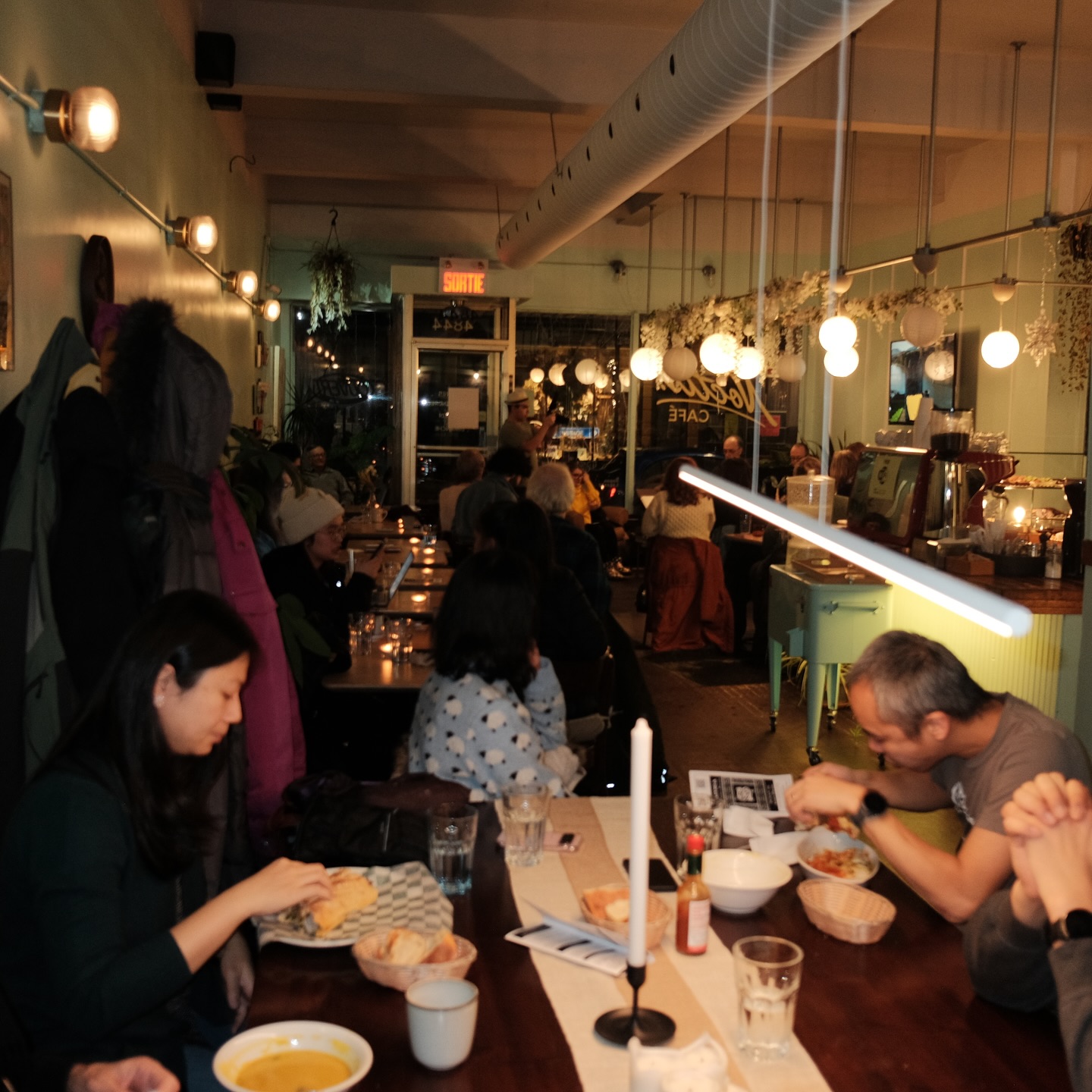 Intérieur complet du Noctis Café